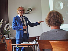 Dr. med. Oliver Meier beim Vortrag zur Jahrestagung des Aphasikerverbands Bayern