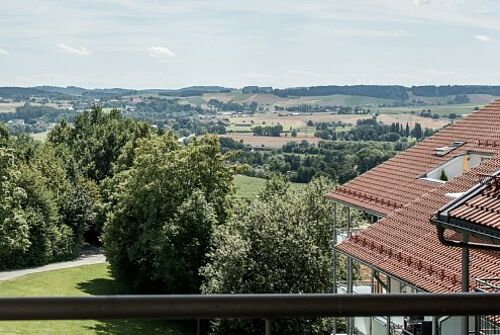 Blick ins Rottal von einem Balkon der Passauer Wolf Hotelklinik Maria Theresia