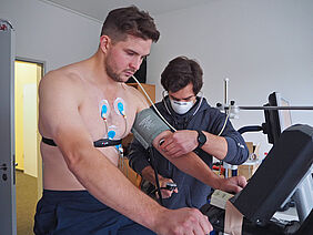 ERC-Spieler Justin Feser mit Physiotherapeut Florian Scheuerer beim Leistungstest