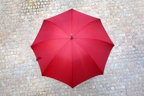 Aufgespannter roter Schirm